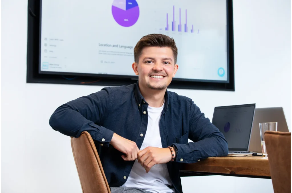 Marketeer achter laptop