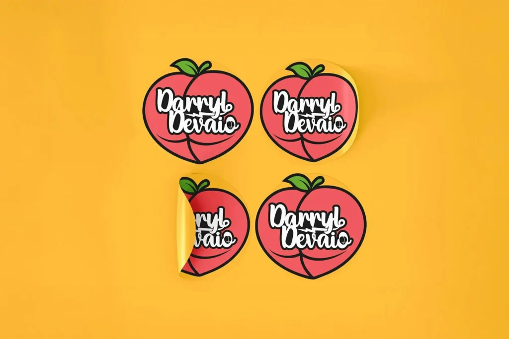 Stickers met een ontwerp in de huisstijl van het merk, bedoeld voor promotie en herkenbaarheid.